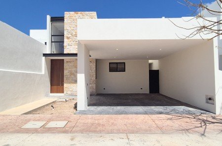 Casa en venta en privada en Cholul Merida de 4 habitaciones y alberca